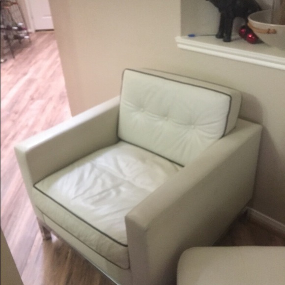 White couch - Picture 5 of 5